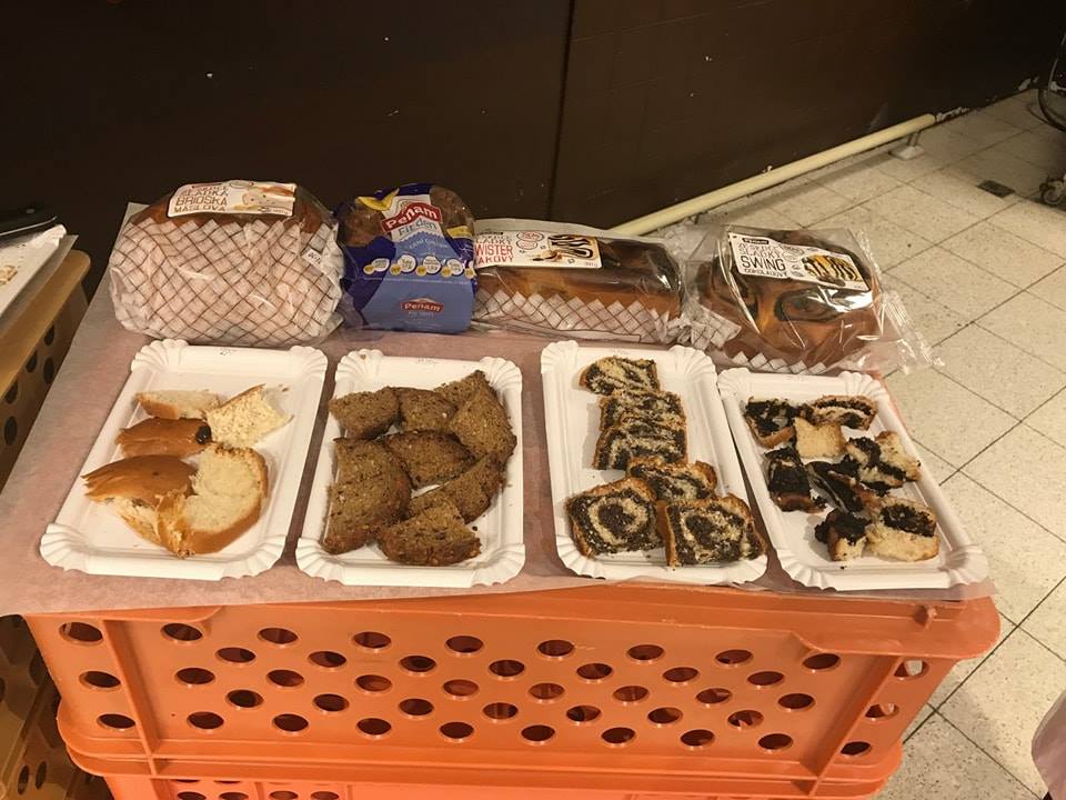 Promotori per la degustazione della pasticceria Penam Hradec Králové